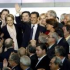 Un pletórico Nicolas Sarkozy saluda a los asistentes rodeado de la cúpula de la UMP