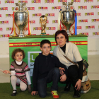 Cientos de leoneses pasaron por el León Plaza para tocar y fotografiarse con los tres históricos trofeos que ha conquistado la Selección en los últimos años.