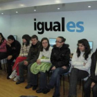 Un grupo de adolescentes bañezanos, en el Centro Móvil de Igualdad