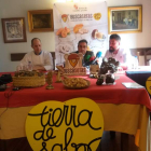 Raúl Vidal, Rafael Sáez y Jesús Serrano, en la Bodega Regia ayer. DL