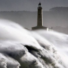 Una ola rompe frente a la isla de Mouro en la bocana del puerto de Santander