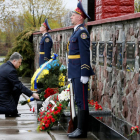 El presidente ucraniano, Petró Poroshenko, deja flores sobre el monumento en honor a los liquidadores de Chernóbil.