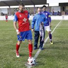 El homenajeado Richi efectuó el saque de honor en el partido entre La Bañeza y el Benavente. MARCIANO