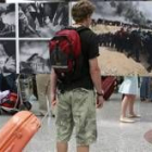 Un joven observa una de las fotos que forman parte de la exposición World Press Photo 2007