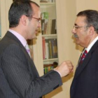 Jesús Vázquez entrega la medalla al catedrático Felipe Prieto