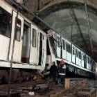 Bomberos y policías inspeccionan el lugar del accidente para aclarar las causas del siniestro