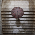 Una persona se protege de la lluvia con un paraguas. MIGUEL OSES