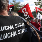 Imagen de la protesta a las puertas de la sede de Teleperformance en Ponferrada, el pasado lunes. ANA F. BARREDO