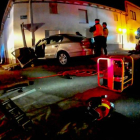 El coche se empotró contra la tapia de una casa a la salida del pueblo