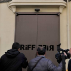 Varios cámaras de televisión y periodistas esperan a las puertas del restaurante RiFF de Valencia.