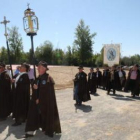 Santa Águeda fue portada por las vecinas de Santovenia del Monte en la romería de ayer.