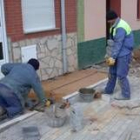 Dos operarios trabajan en la remodelación de la plaza de San Feliz del Órbigo