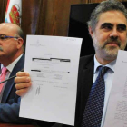 Fernando Álvarez con los papeles sobre las facturas en la mano, ayer junto a Emilio Cubelos.