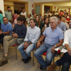 Moreno, ayer en la sede socialista, acompañado por alcaldes y militantes. JESÚS F. SALVADORES