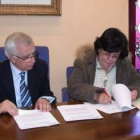 José Luis Martínez y Mercedes Fernández firmaron ayer el acuerdo