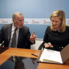Pere Navarro y Pilar del Olmo, en la firma del convenio de la tramitación del impuesto de vehículos.