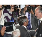 El Rey Juan Carlos saluda a uno de los hijos del escritor Miguel Delibes.