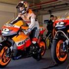 Dani Pedrosa se sube a su moto para iniciar los entrenamientos libres