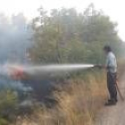 Un operario luchaba el pasado lunes contra el fuego de Lucillo