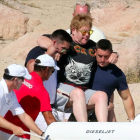 Elton John, cogido en volandas por sus guardaespaldas en la playa de Porto Cervo, en la isla de Cerdeña.