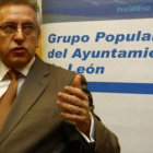 El nuevo portavoz del PP, Julio Cayón, en la rueda de prensa que ofreció ayer para explicar el cambi