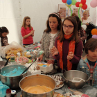 Los niños disfrutan a las órdenes de los alumnos del ciclo de Panadería en el taller de Cup Cakes.