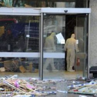 Policías buscan pruebas en la zona donde se desarrolló la manifestación estudiantil.