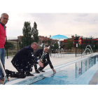 El alcalde inauguró ayer la nueva piscina.