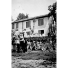 Escuela Sierra Pambley en Villablino. Los niños, separados de las niñas y vestidos con unas batas, juegan al castillo.
