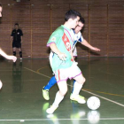 Ángel, a la izquierda, marcó el gol de los bañezanos.