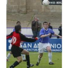 Dani, a la derecha, intenta llevarse el balón ante el acoso de Miguel