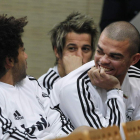 Pepe, en el centro, dialoga con Marcelo, izquierda, en presencia de Fabio Coentrao.