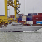 Un embarcación de la Guardia de Finanzas italiana patrulla el puerto de Livorno (Italia), este miércoles.