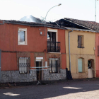 El fuego se originó en una vivienda y se extendió rápidamente a las dos colindantes.