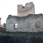 Uno de los laterales del castillo que da al pueblo de Villapadierna. CAMPOS