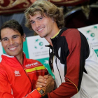 Rafael Nadal y Alexander Zverev, los dos número 1, se saludan tras el sorteo, en Valencia.