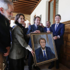El presidente de la Diputación de León, Juan Martínez Majo, coloca el retrato del expresidente Javier García-Prieto.