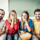 Un grupo de amigos viendo una película de terror.