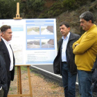 Marcos Martínez con el alcalde de Torre (a la derecha en el centro) en el nuevo vial de La Granja