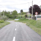 Trazado de la carretera LE-4606 a la entrada del pueblo de Acisa de las Arrimadas. CAMPOS