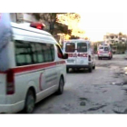 Imágenes de televisión ofrecidas por la agencia de noticias siria (SANA) que muestran varias ambulancias de la media luna roja en la ciudad de Homs.