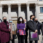 Víctimas de los abusos tras el encuentro mantenido el lunes en el Congreso. EMILIO NARANJO