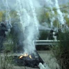 Los mineros abandonaron la barricada de la A-6 ante el lanzamiento de gases de los antidisturbios