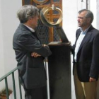 El autor de la obra y el alcalde bañezano presentaron ayer la escultura.