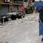 Un hombre traslada sus efectos personales en el barrio de Las Viñas de Lorca.