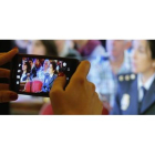 Un periodista toma una fotografía con su teléfono móvil
