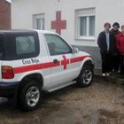 Las responsables de Cruz Roja de La Magdalena, ante uno de los todoterrenos de la asociación
