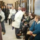 La madre de la víctima (segunda por la derecha), sentada en la Audiencia