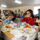 Desayunos del Corazón organizados en el Colegio Público San Agustín de Fuentes de Nava. C. MANSO