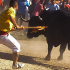 Momento en el que un mozo de Tordesillas (Valladolid) acaba con la vida del toro de una única lanzada.